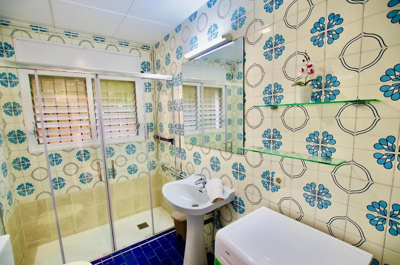 V&V Lloret: Garden Apartment with Pool, 150m from Canyelles Beach Lloret de Mar