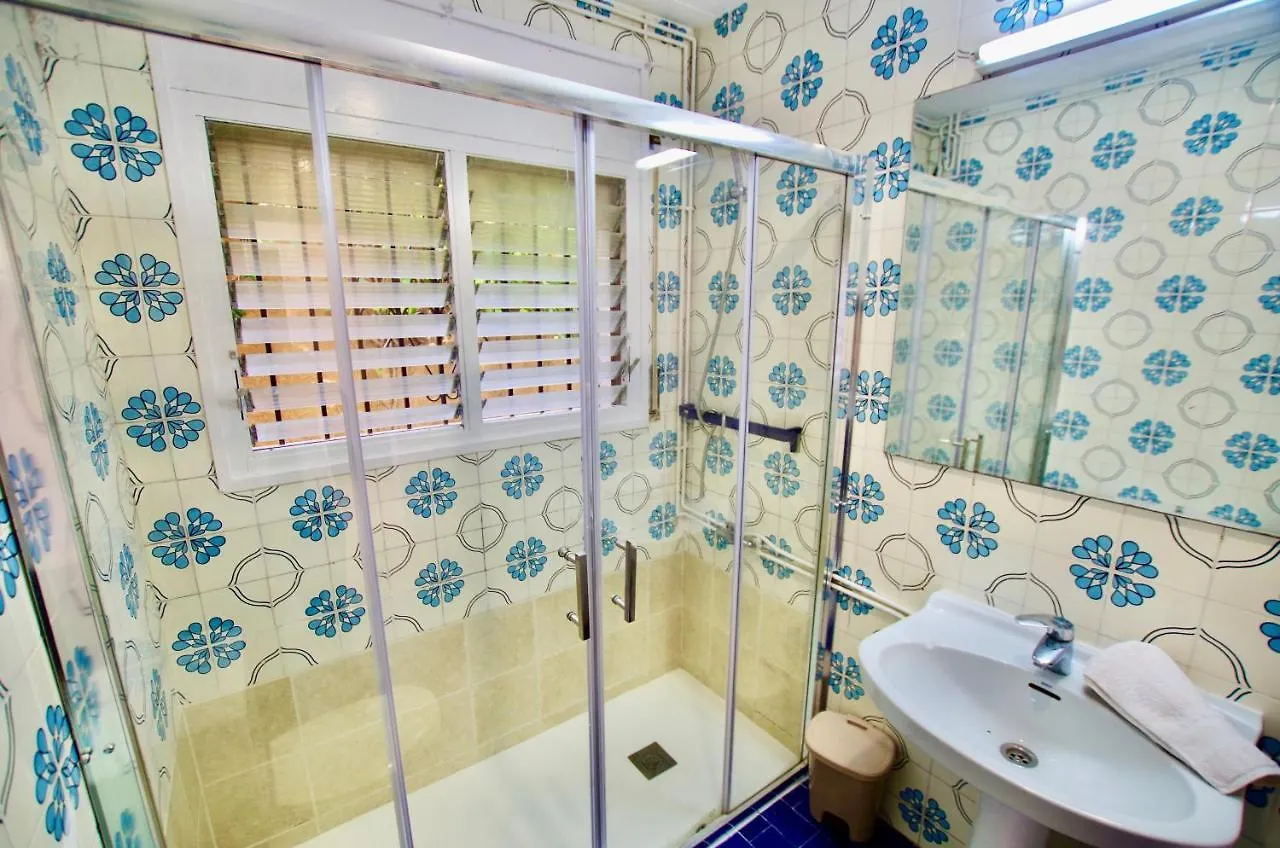 V&V Lloret: Garden Apartment with Pool, 150m from Canyelles Beach Lloret de Mar