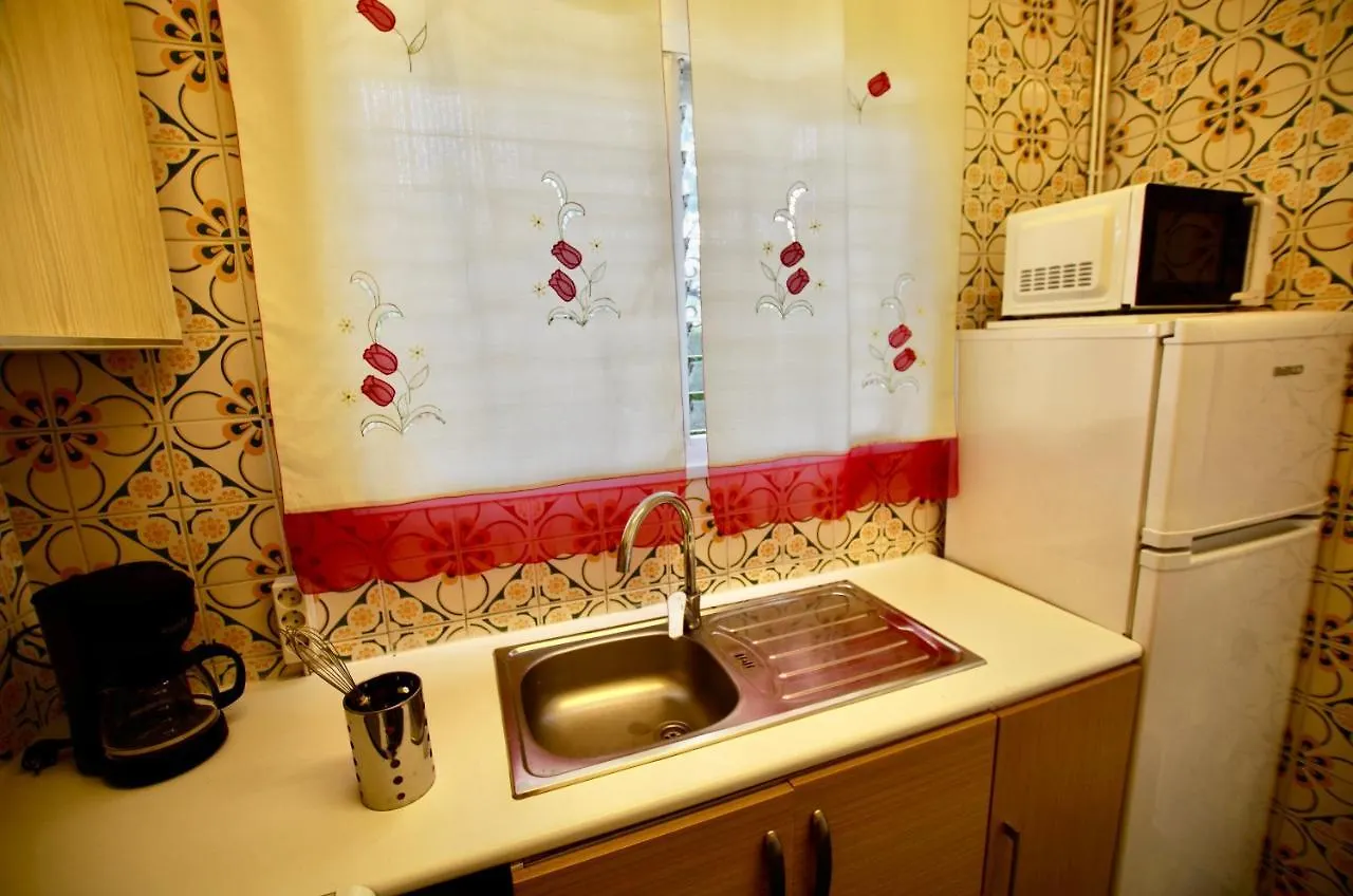 V&V Lloret: Garden Apartment with Pool, 150m from Canyelles Beach Lloret de Mar