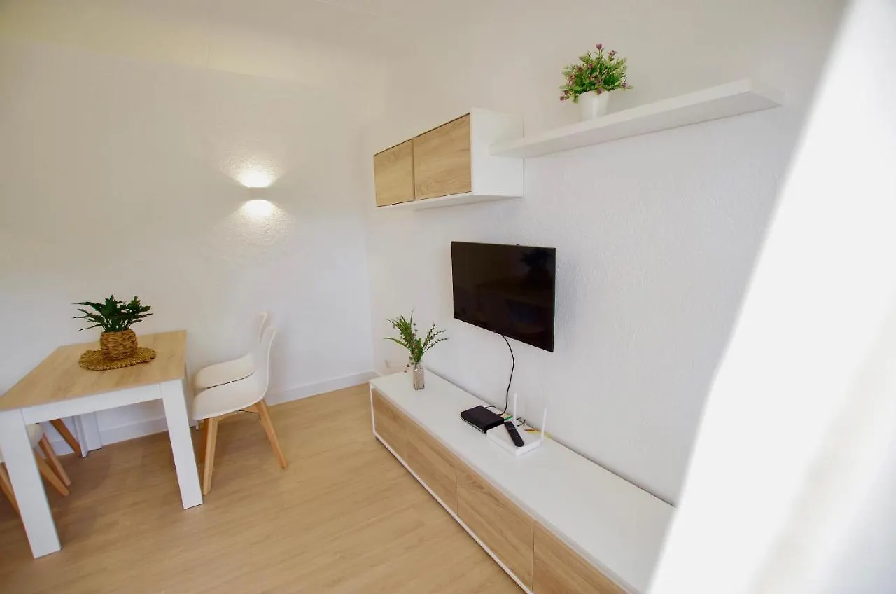V&V Lloret: Garden Apartment with Pool, 150m from Canyelles Beach Lloret de Mar
